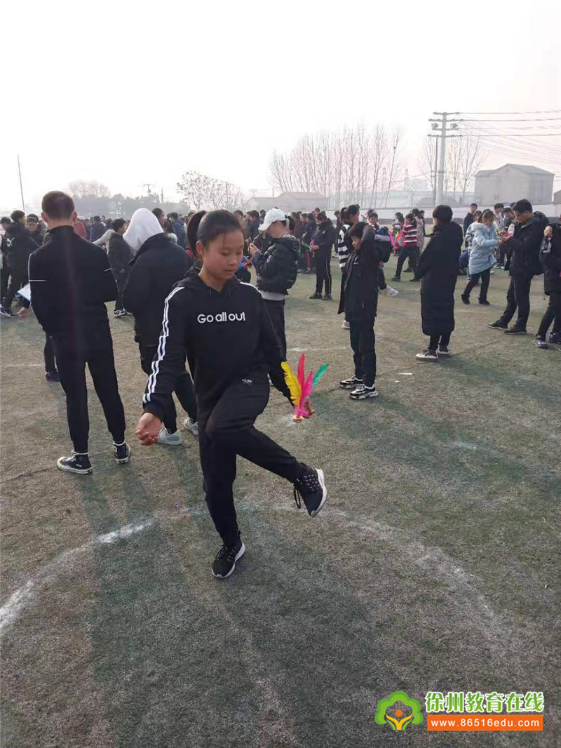 徐州市铜山区郑集镇中心中学举行冬季踢毽子比赛